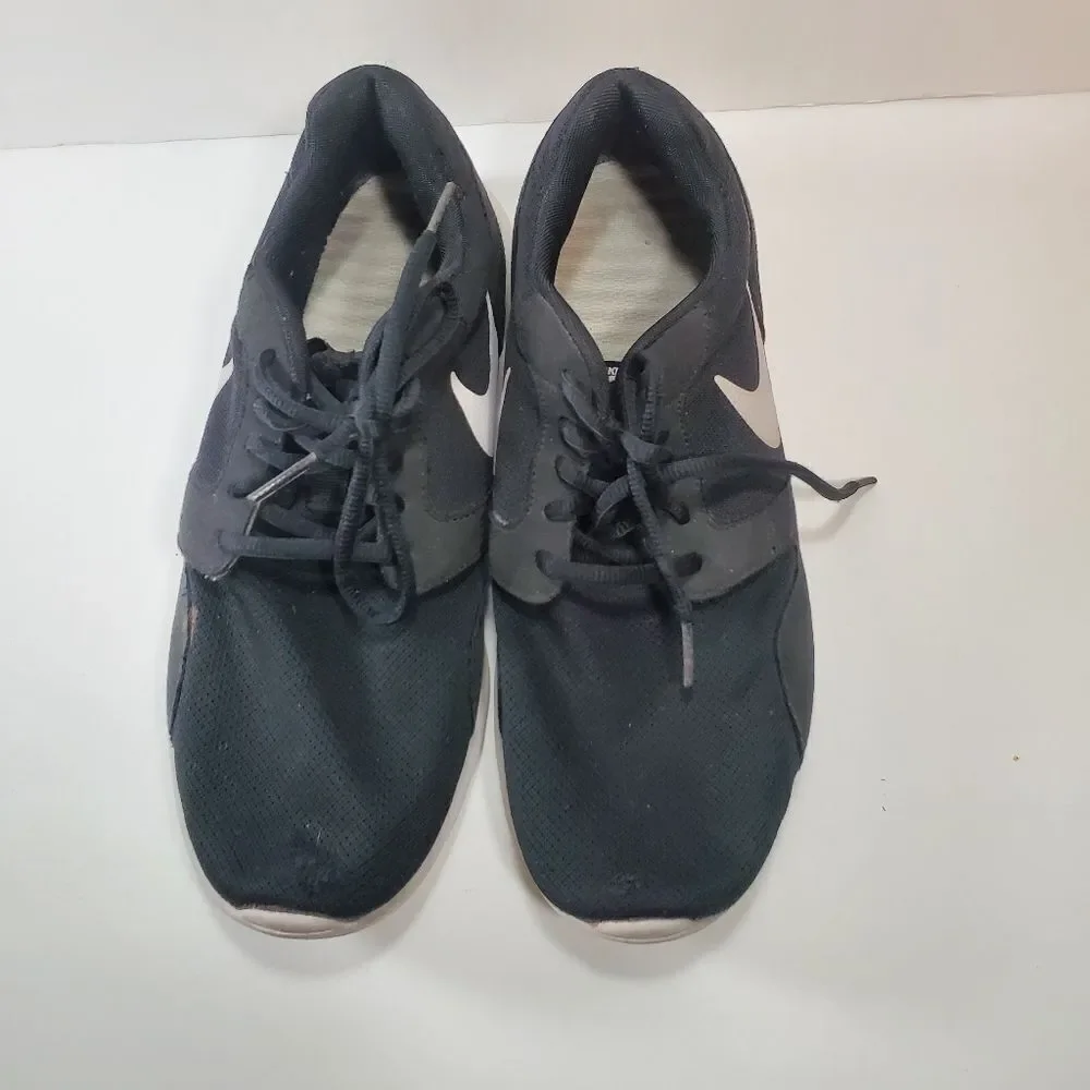 NIKE black tennis shoes